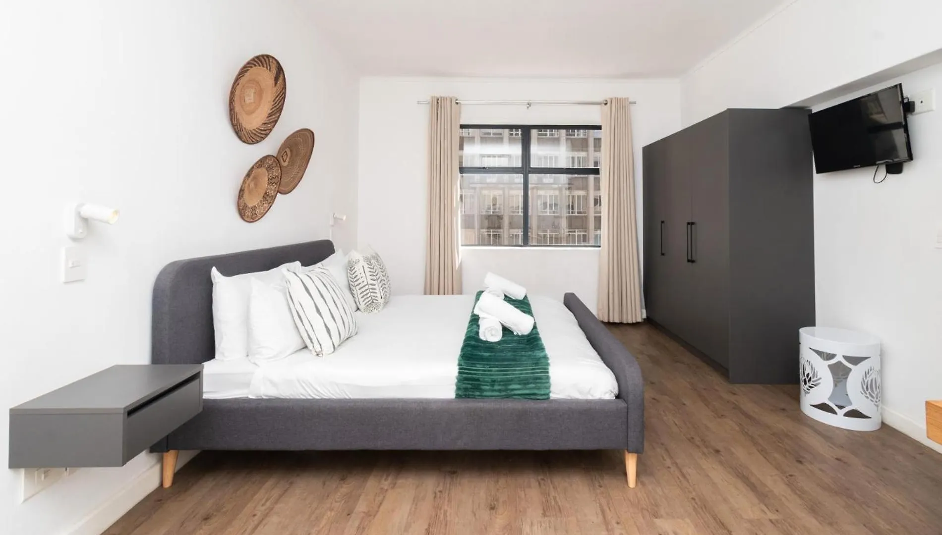 One Bedroom Apartment In Adderley Street Cape Town